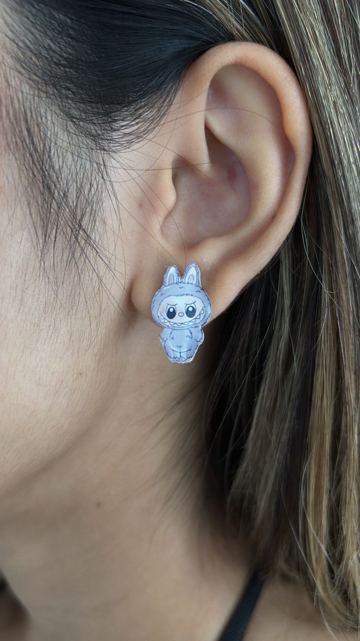 Aretes labubu gris