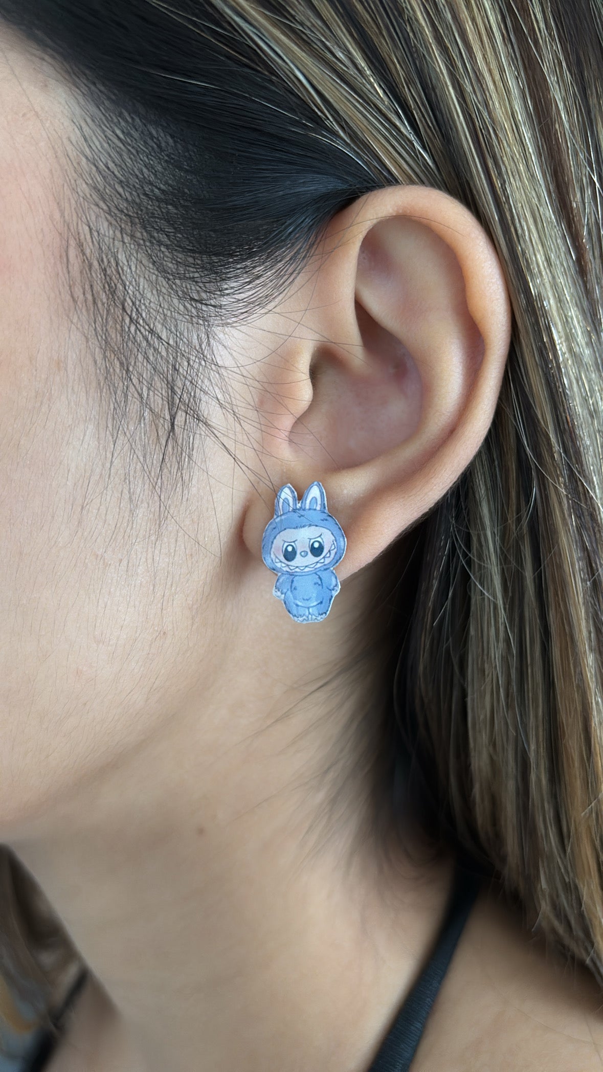 Aretes labubu azul