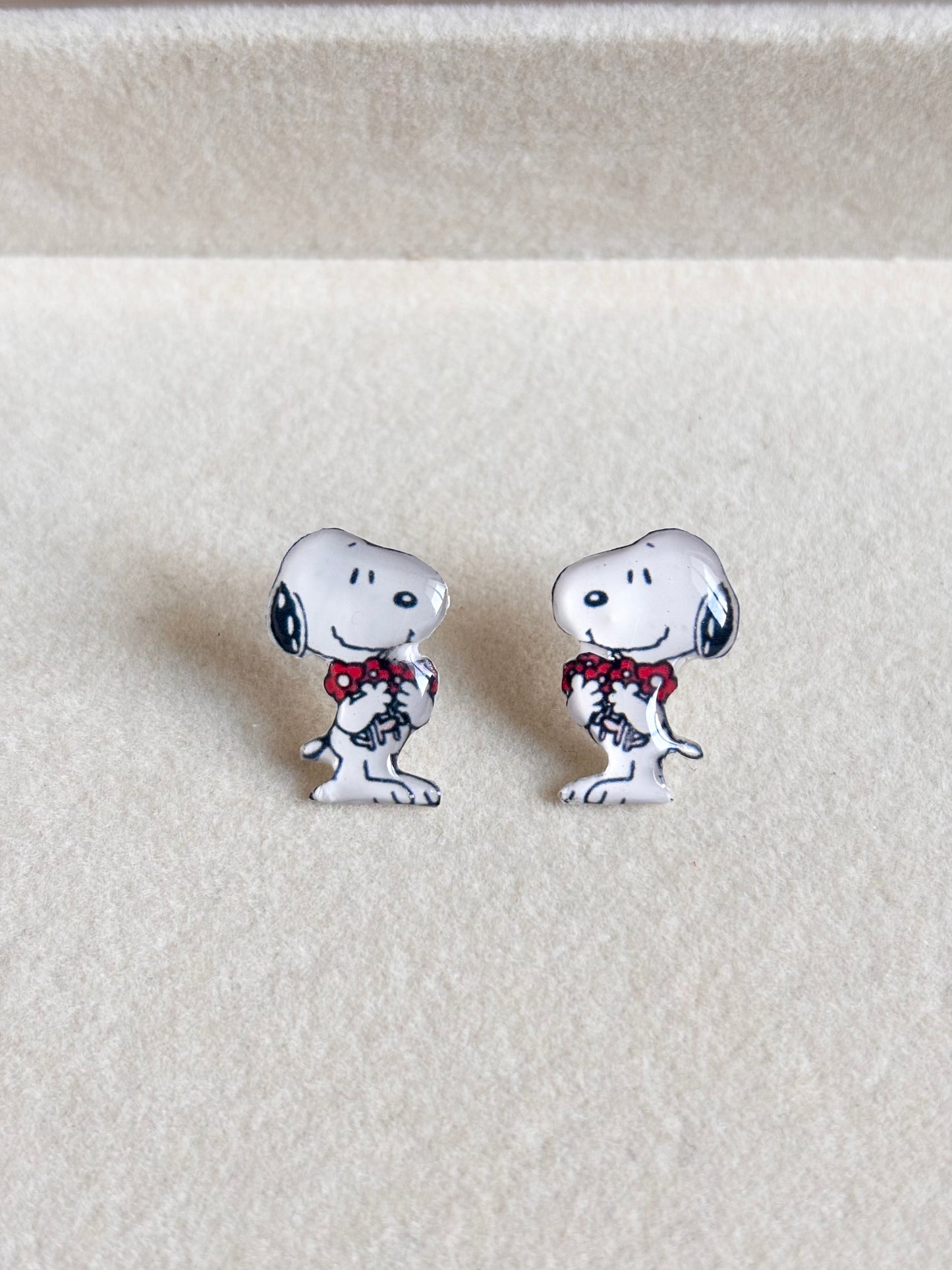Aretes de Snoopy flores
