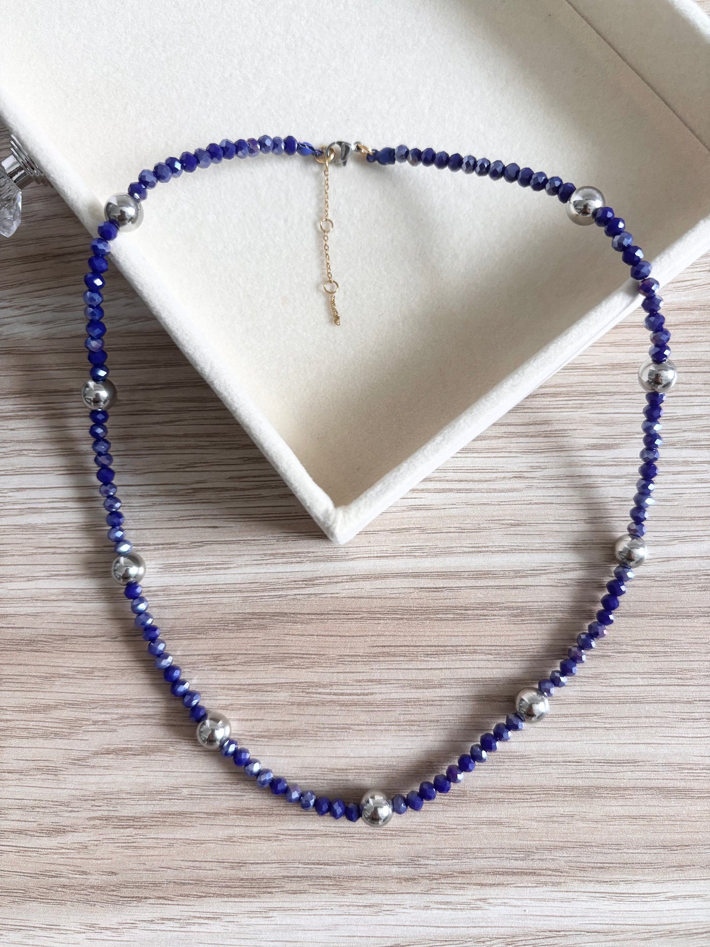 Collar cristales chekos azul