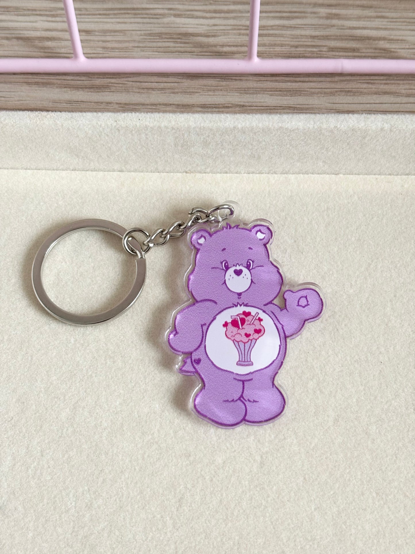 Llavero osito cariñoso violeta