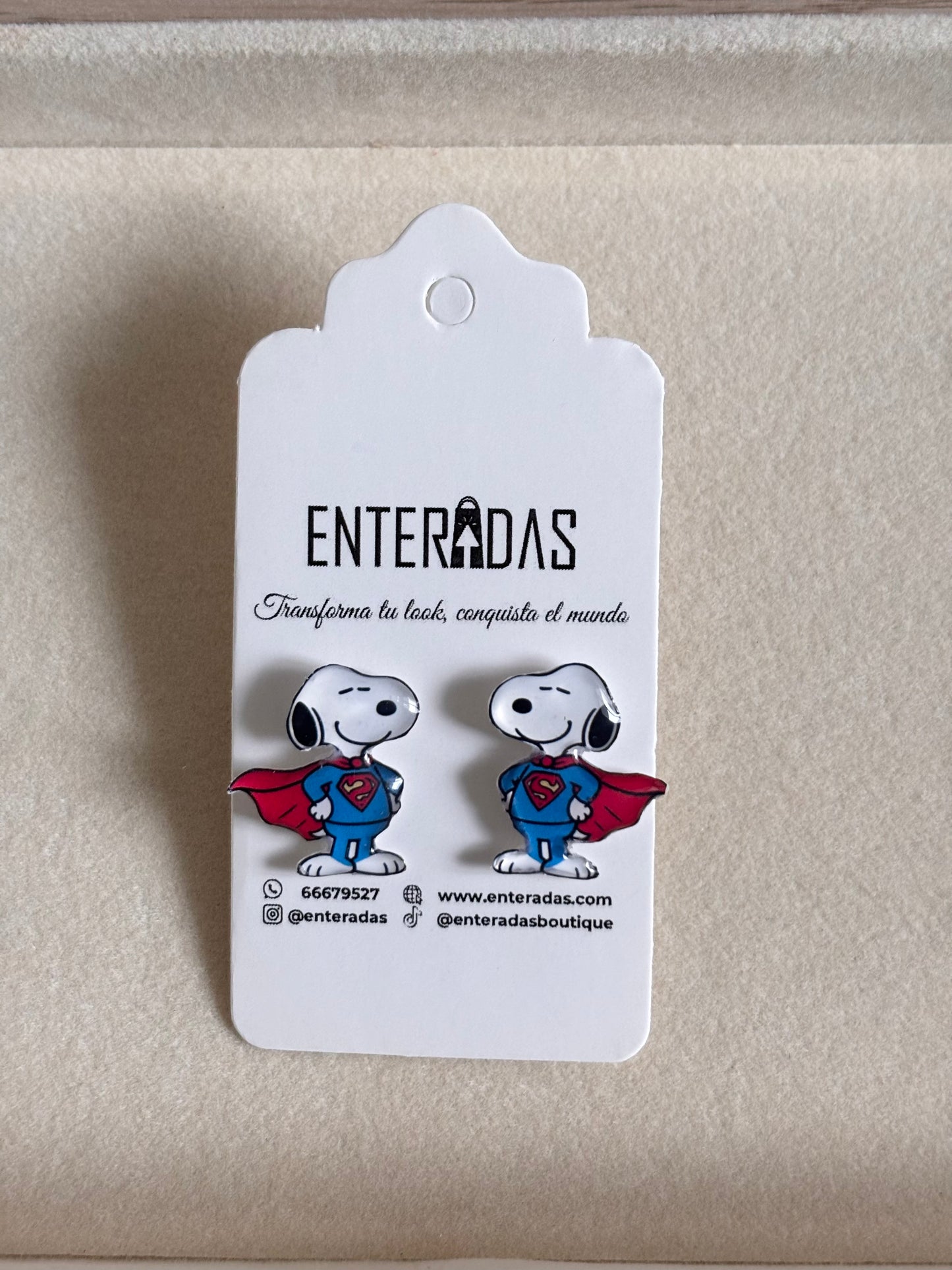Aretes Snoopy super heroe