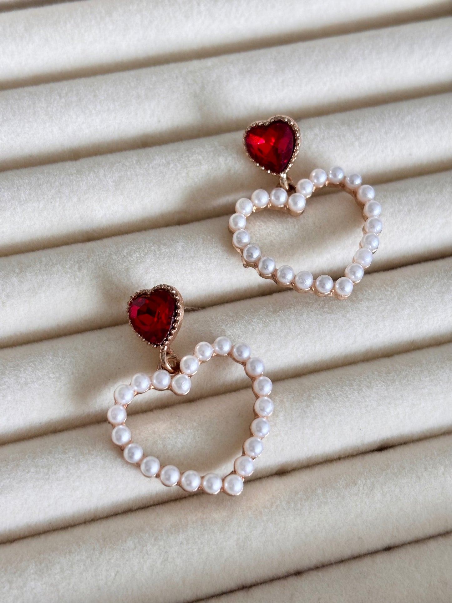 Aretes corazón rojo y perlas