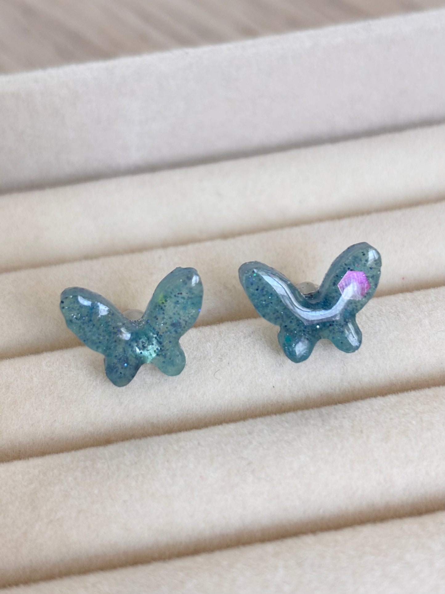 Aretes mariposa resina