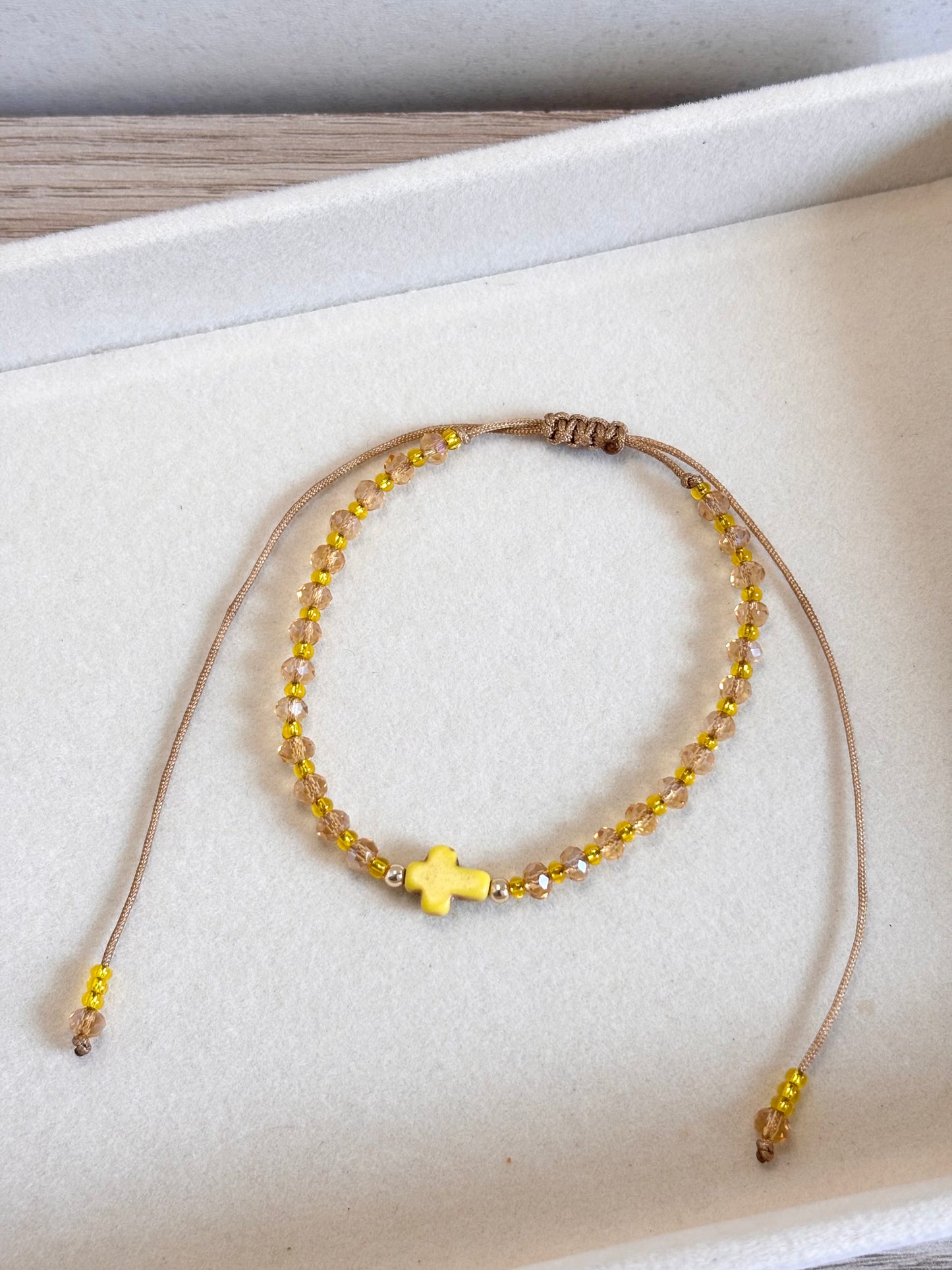 Pulsera cruz amarilla