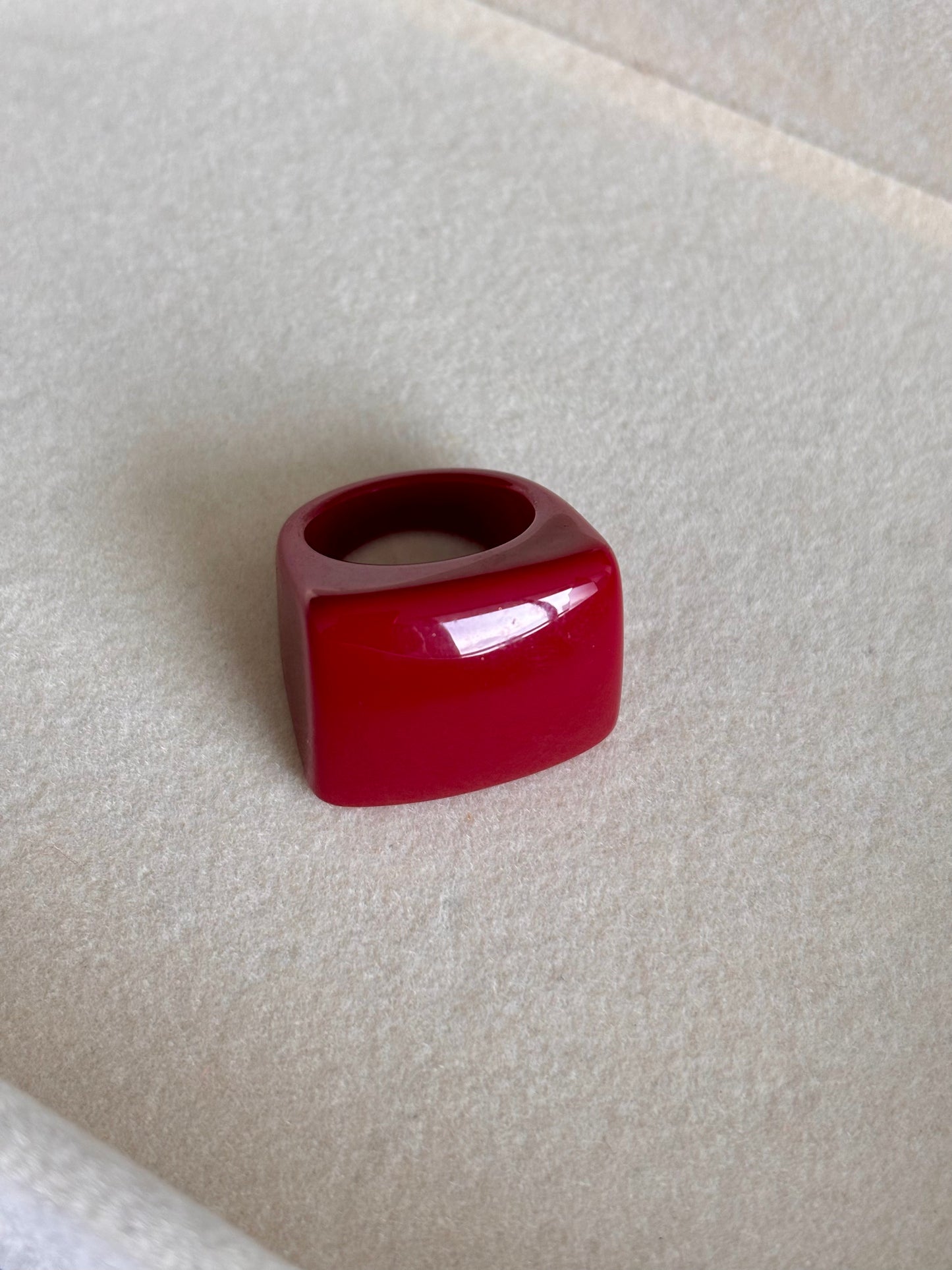 Sortija glam burdeos