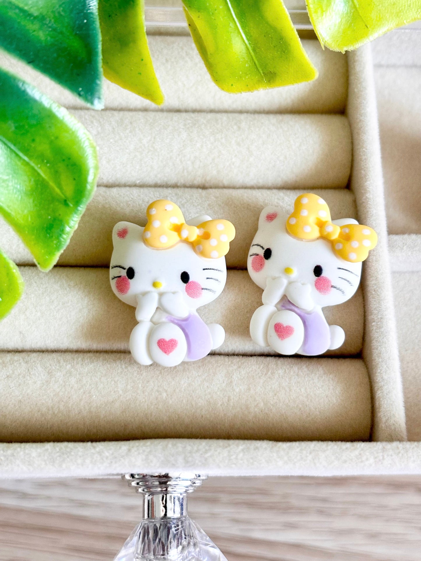 Aretes Hello Kitty violeta