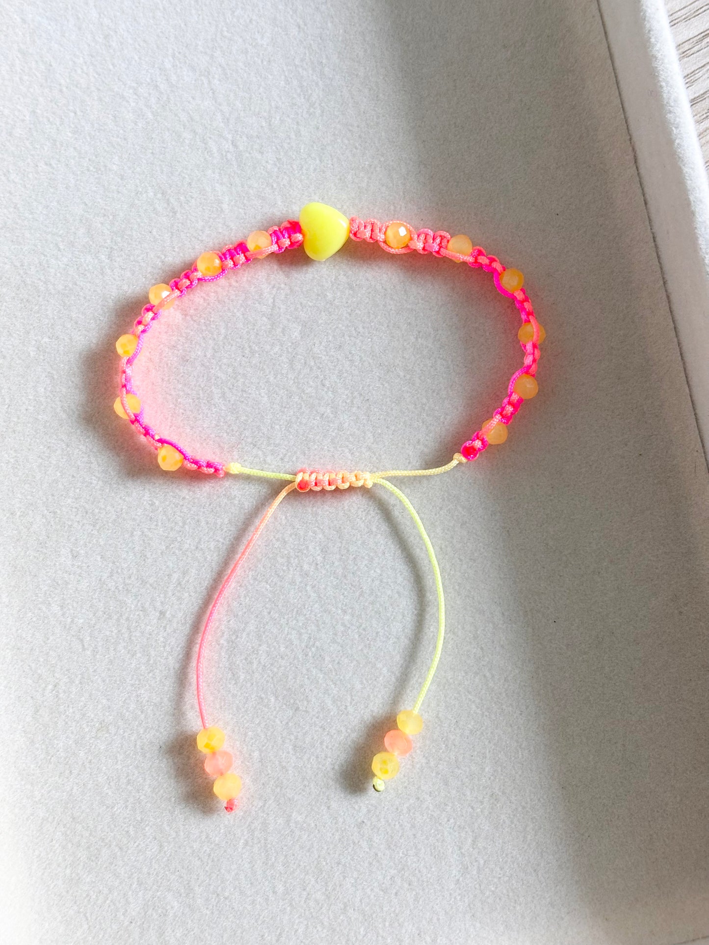 Pulsera corazón amarillo