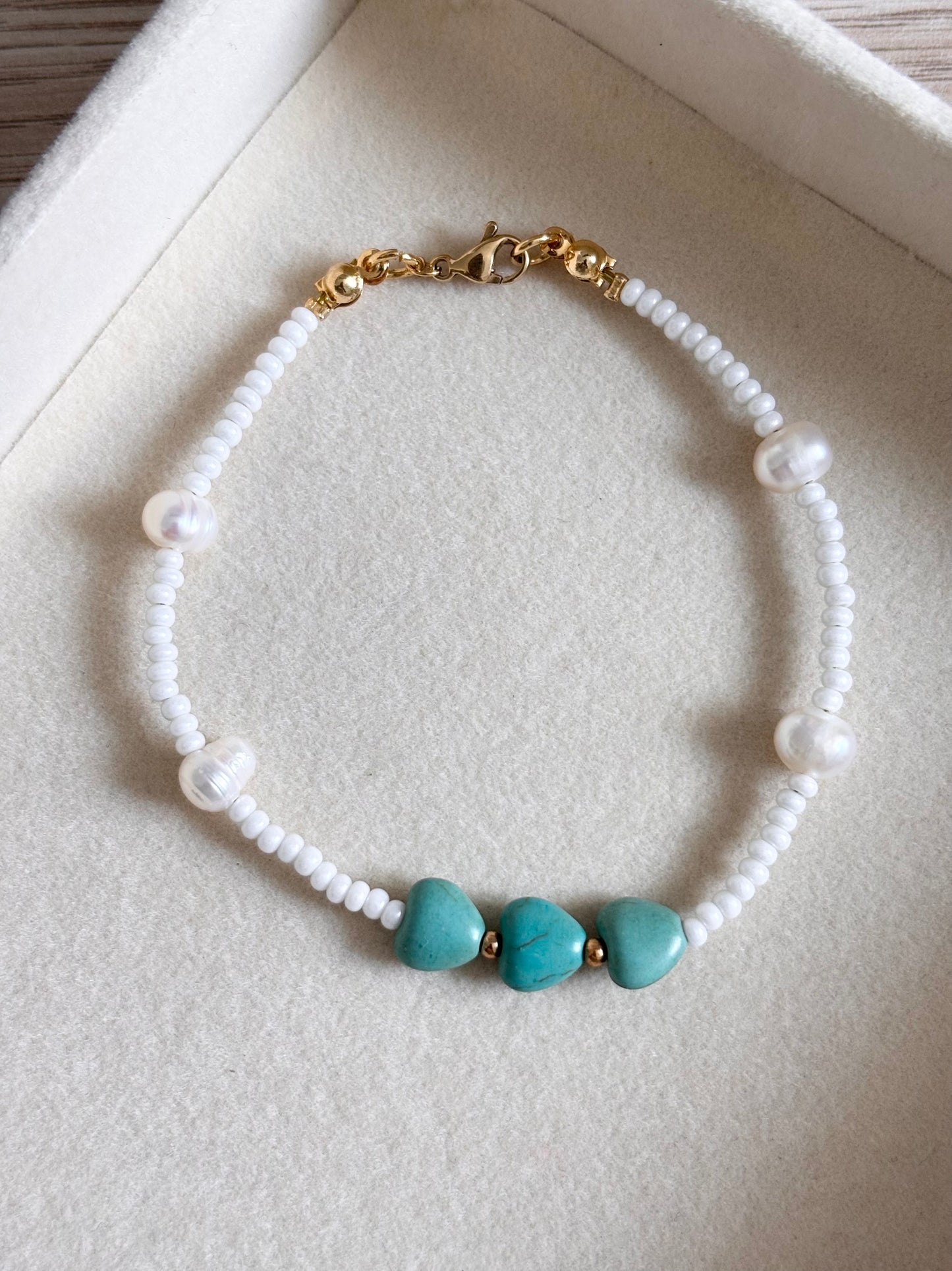 Pulsera perlas y corazones