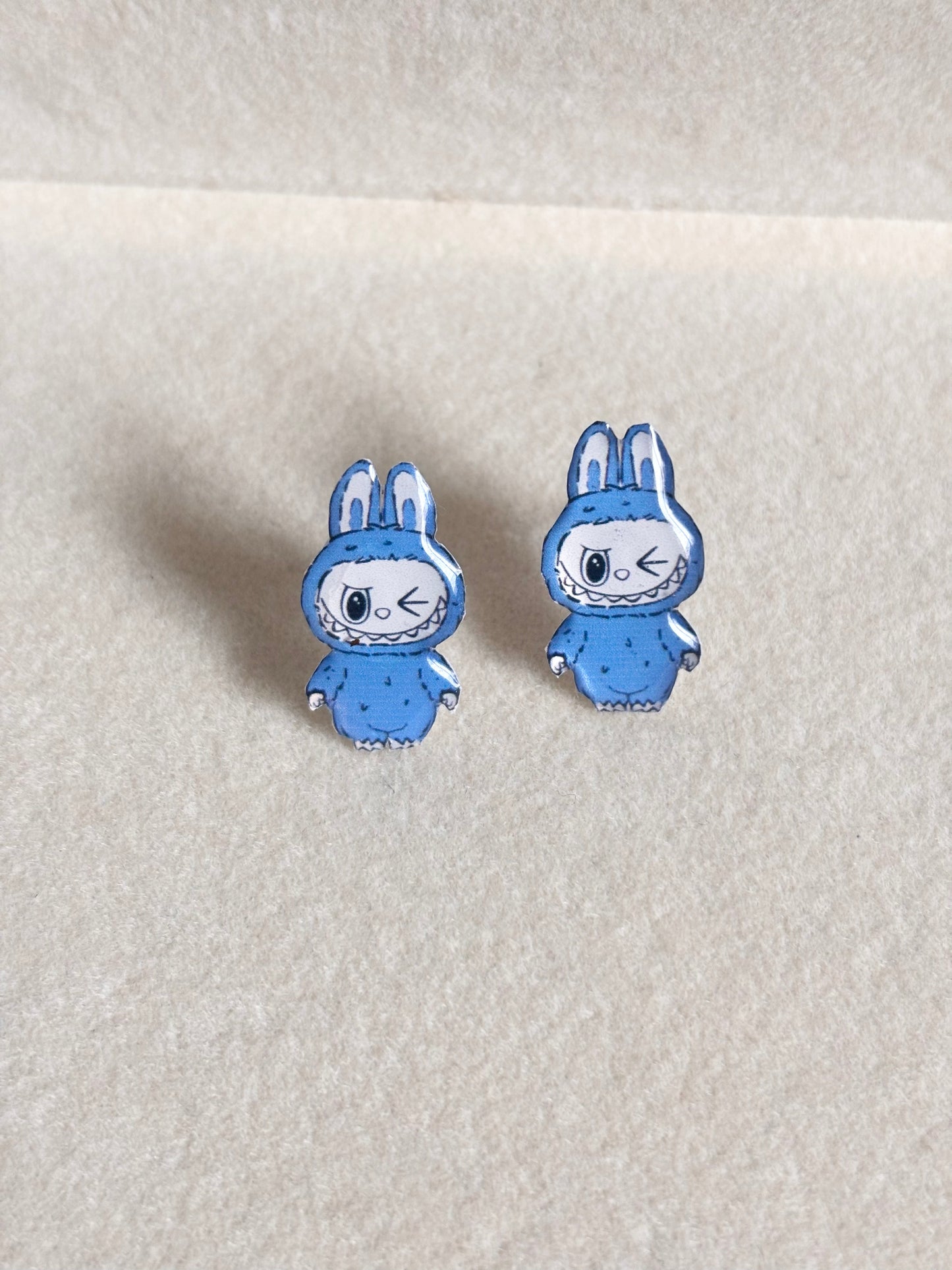 Aretes labubu azul