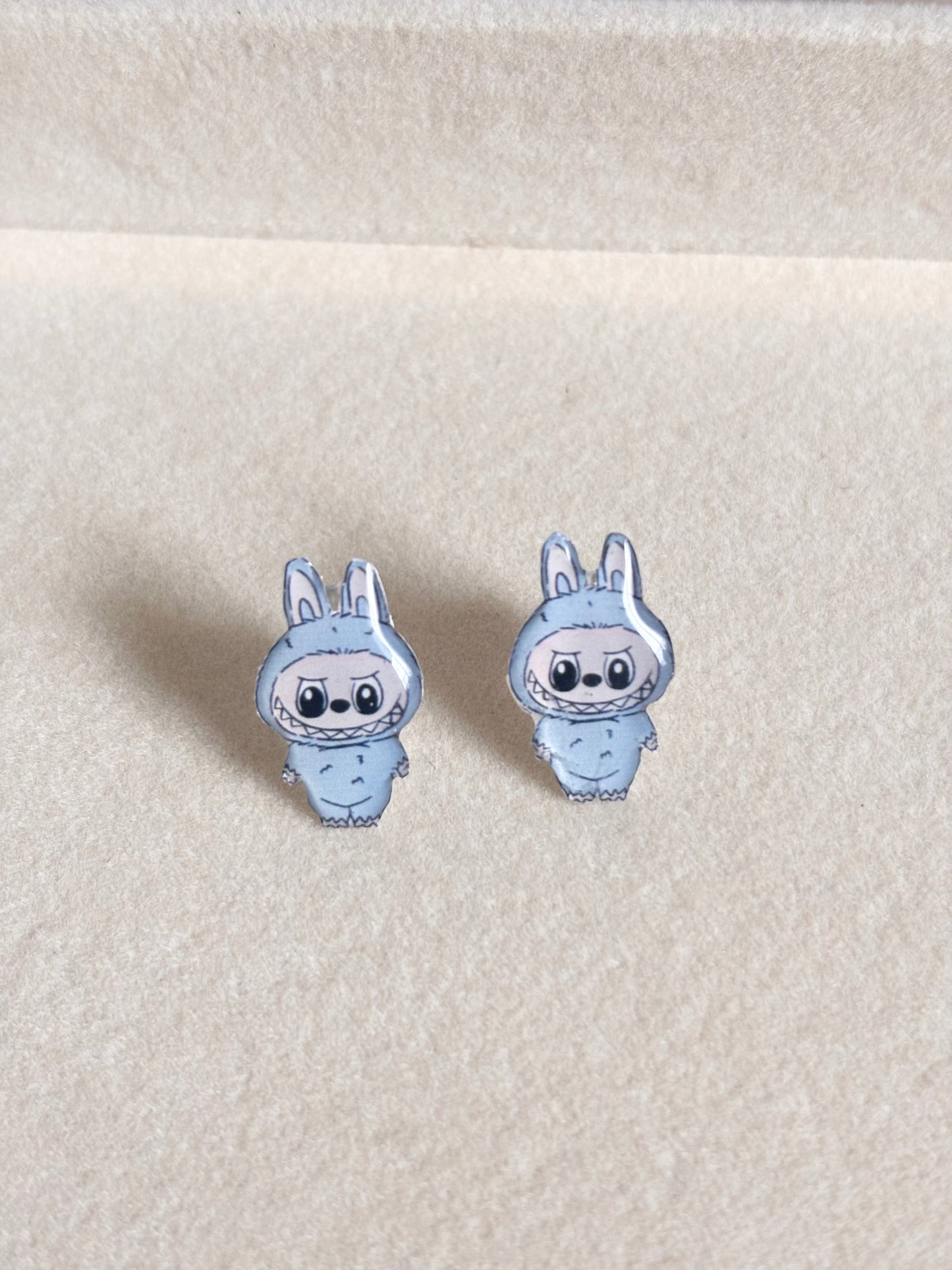 Aretes labubu gris