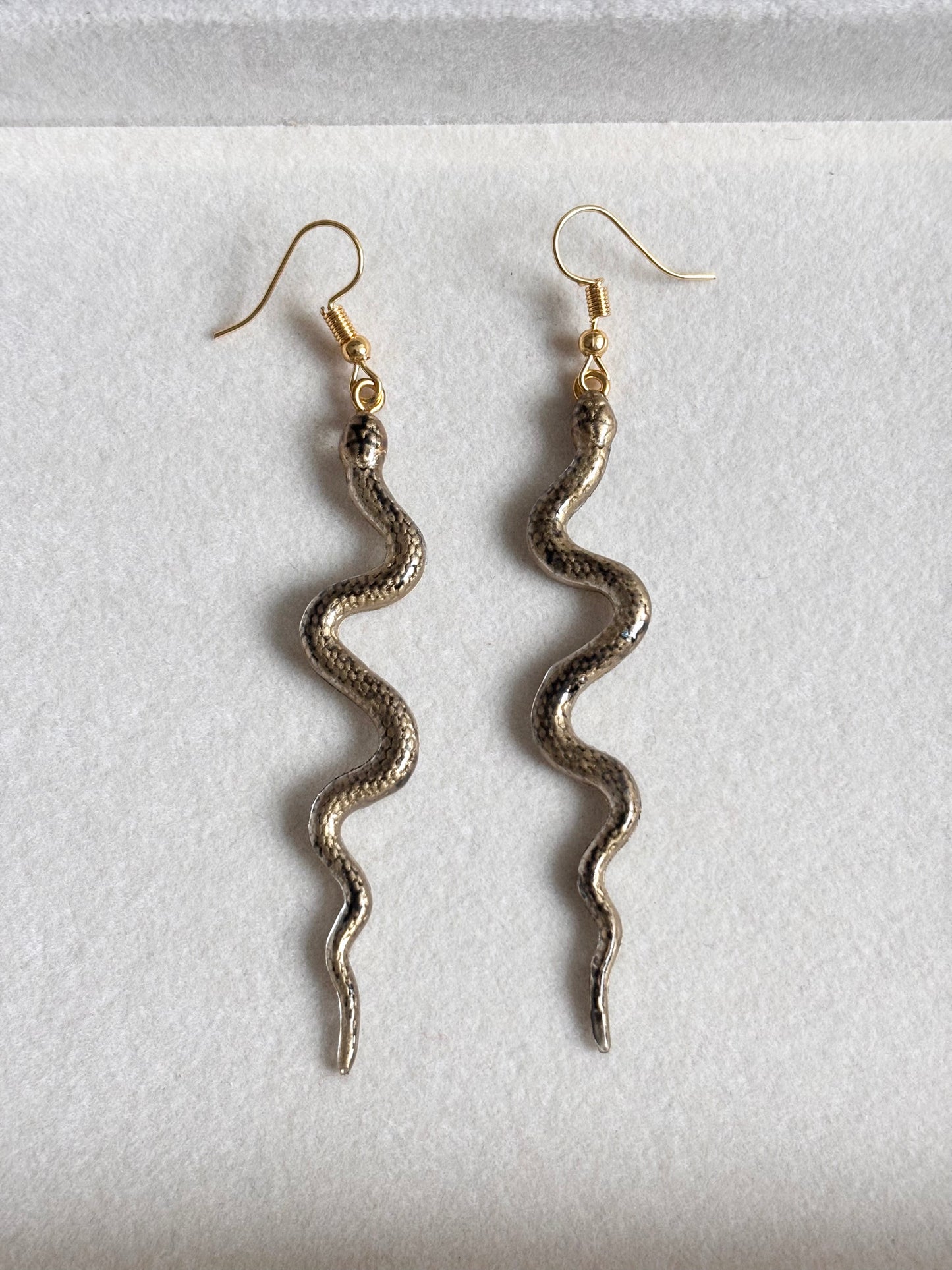 Arete serpientes brillantes