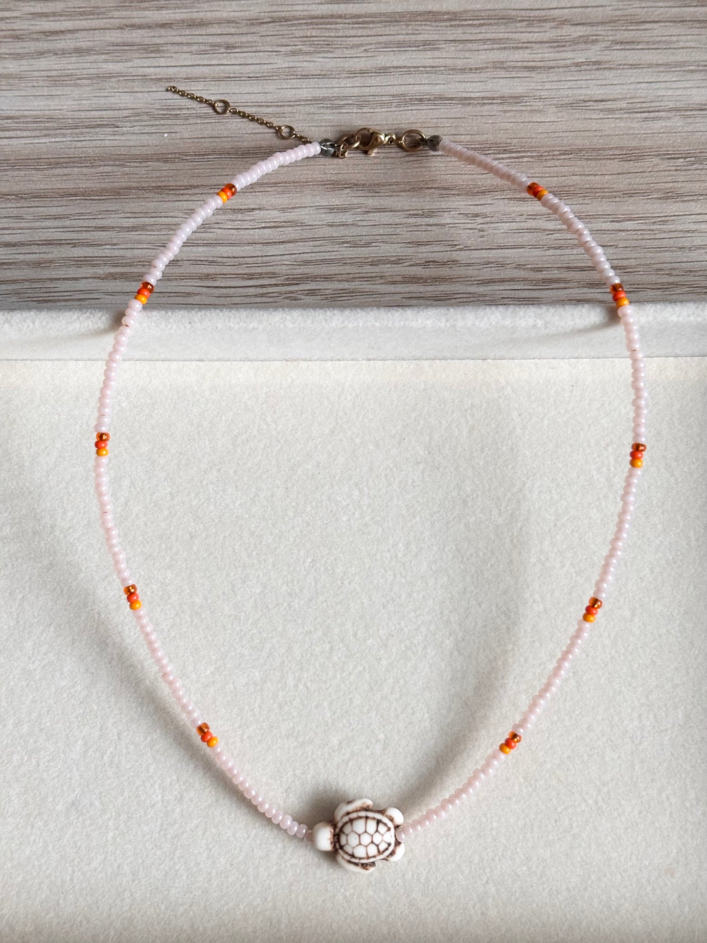 Collar verano tortuga beige