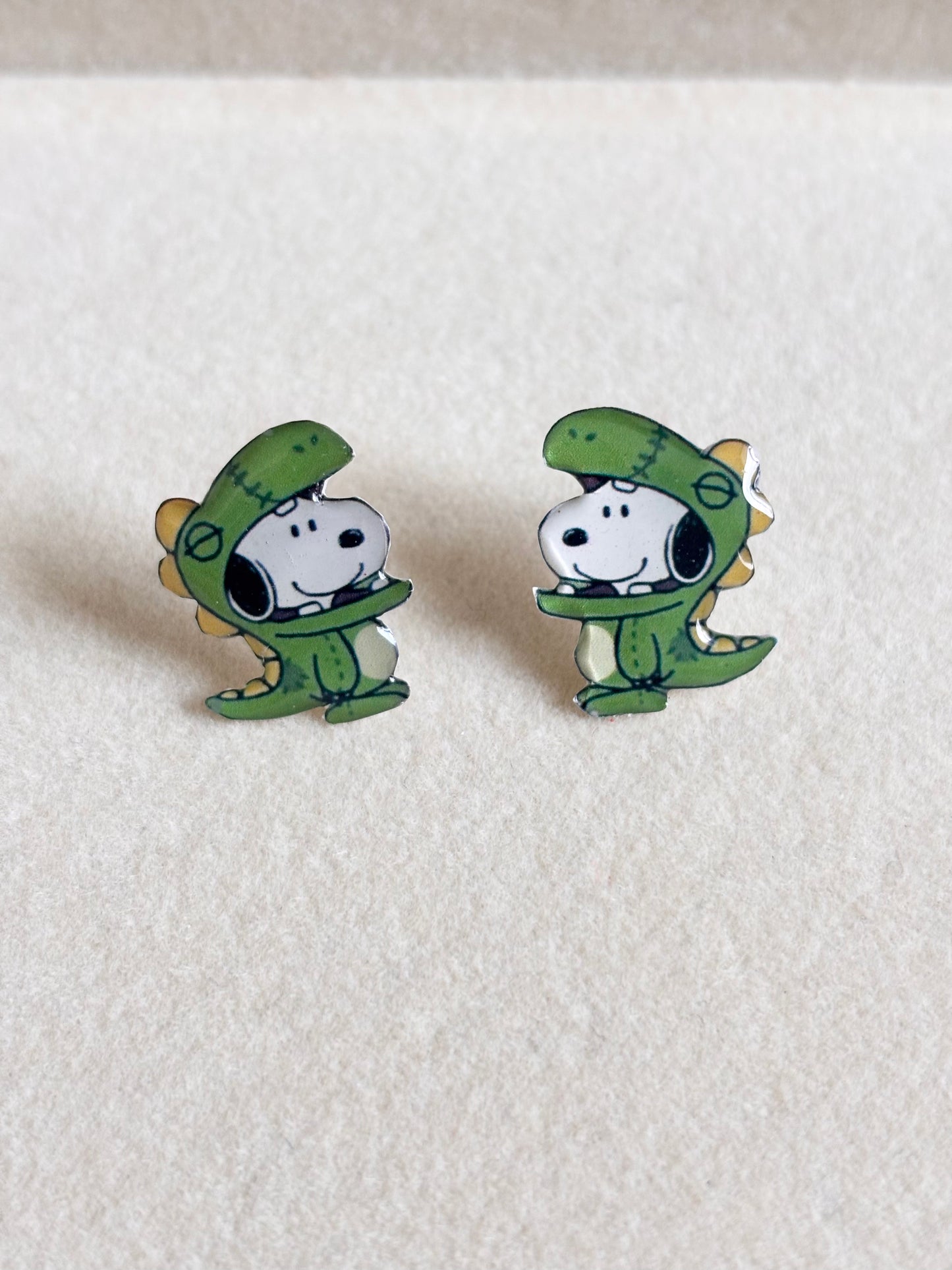 Aretes de Snoopy dinosaurio