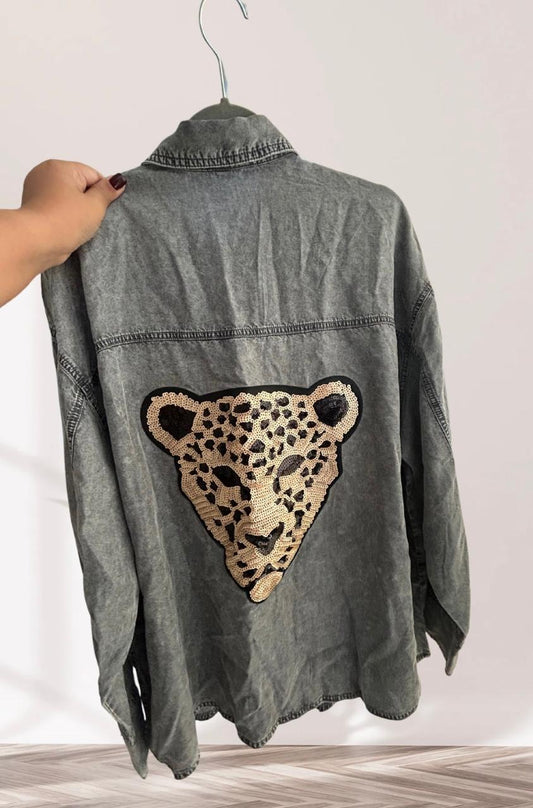 Camisa oversize con aplique de leopardo en lentejuelas