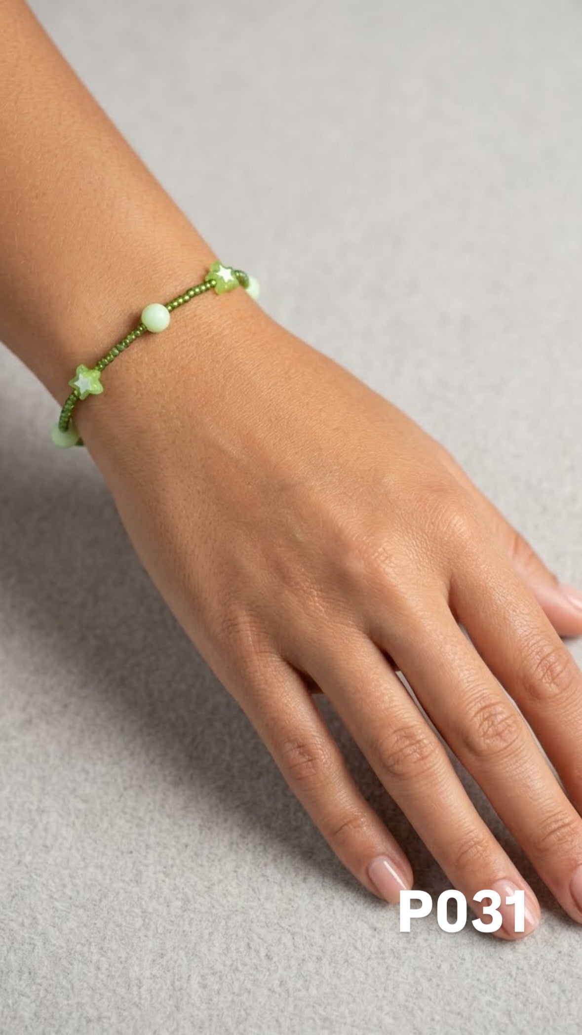Pulsera estrella y pelotitas verde