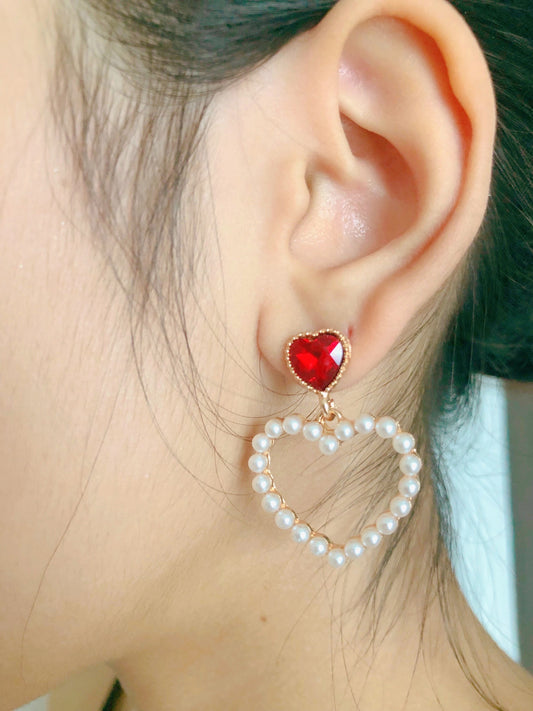 Aretes corazón rojo y perlas