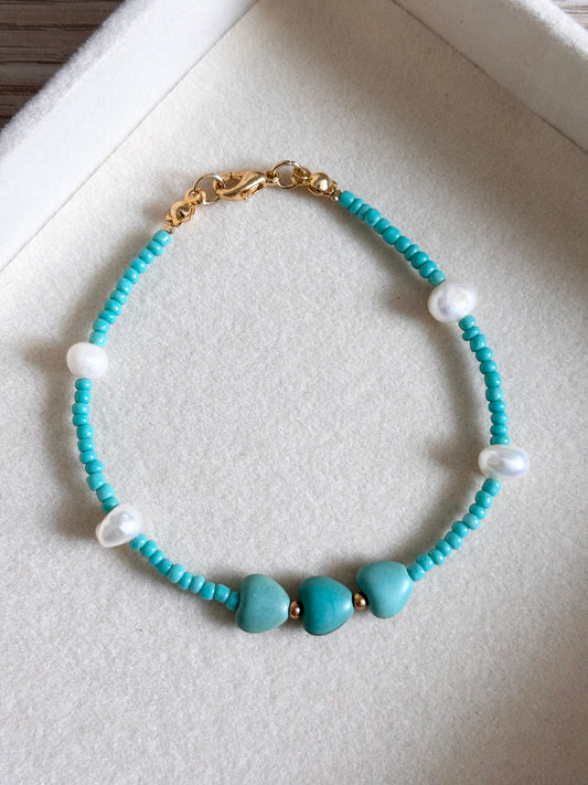 Pulsera perlas y corazones turquesa